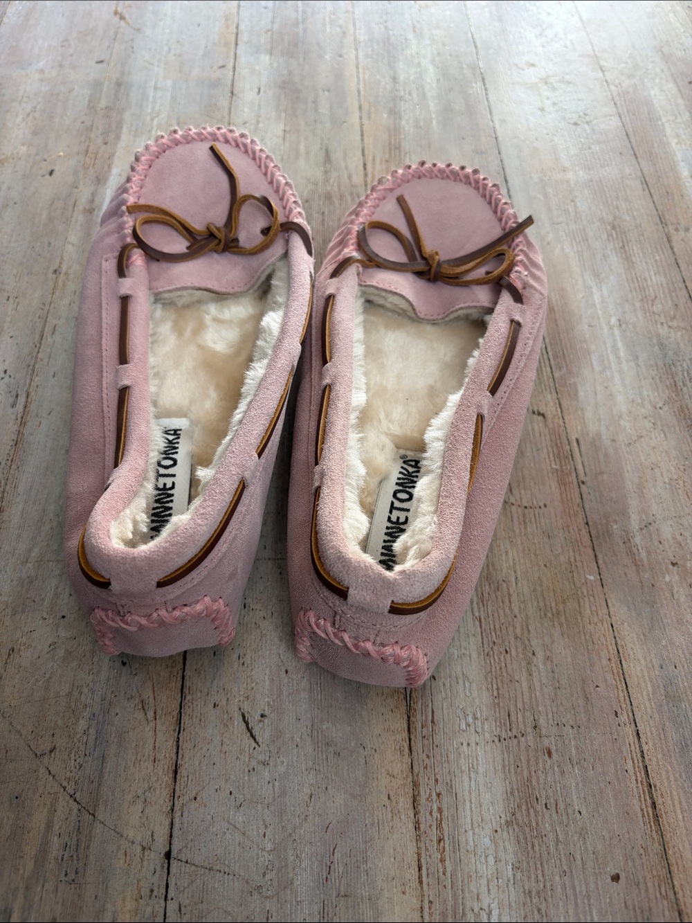 Minnetonka Pink Suede Moccasin Slippers with Leather Lace Size 8 NWOT